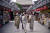 6월 24일 시민들이 도쿄의 대표적 관광지인 아사쿠사 쇼핑가를 지나고 있다. [EPA=연합뉴스]