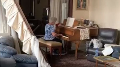폐허된 집에서 피아노를…레바논 사람들이 베이루트 돕는 법
