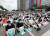 집단휴진에 들어간 의과대학 정원 확대 방안에 반대하는 전공의들이 7일 서울 영등포구 여의대로에서 피켓을 들고 있다. 뉴스1