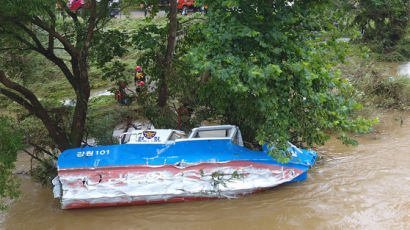 경찰정 텅빈채 발견되자…의암댐 실종자 가족들 목놓아 울었다