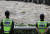 지난 6일 오후 경기도 하남시 팔당댐에서 경찰들이 춘천 의암댐 선박 전복 사고 실종자들을 찾기 위해 강물을 바라보고 있다. [연합뉴스]