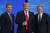 도널드 트럼프 미국 대통령(가운데)이 전미총기협회의 웨인 라피에르(오른쪽)최고경영자와 함께 촬영을 하고 있다. NRA 회원 상당수가 트럼프 대통령의 지지층으로 알려져 있다. [AP=연합뉴스]
