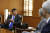 지난해 한국 외교부를 찾은 키스 크라크(왼쪽) 미 국무부 차관의 모습. 6일(현지시간) 아시아태평양 기자를 상대로 기자회견을 열고 '클린 네트워크' 참여를 독려했다. [AP=연합뉴스]