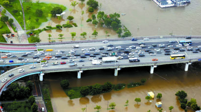 서울 오늘 또 큰비, 도시홍수 비상···출퇴근 교통대란 우려