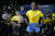 한 어린이가 브라질 축구 전설 펠레의 밀랍인형 앞에서 사진을 찍고 있다. 2020년 개관한 브라질 축구팀 박물관은 1970년 월드컵 우승 50주년을 기념해 만들어졌다. [AP=연합뉴스]