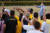 브라질 대통령인 자이르 보우소나루(오른쪽 상단)가 지난 7월 지지자들 앞에서 손가락을 들어보이는 행동을 하고 있다. 지지자의 상당수가 노란색 셔츠를 입고 있다. [로이터=연합뉴스]