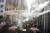 지난달 31일 폭염에 시달리는 이탈리아의 한 야외 카페에서 수증기 스프레이를 분사해 더위를 식히는 모습 [AP=연합뉴스]