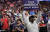 코로나19가 한창 발발하는 가운데 6월 20일 미국 오클라호마 툴사의 BOK 센터에서 열린 첫 재선 집회에서 도널드 트럼프 미국 대통령 지지자들이 ‘미국을 다시 위대하게 만들자’ 팻말을 들고 환호하고 있다. / 사진:REUTERS=연합뉴스