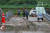 이틀간 92㎜의 폭우가 쏟아진 강원도 인제군에서 다리가 끊겨 고립된 마을에 생수와 생필품을 전달하고 있다. 연합뉴스