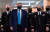 코로나 방역 마스크를 쓴 도널드 트럼프 미국 대통령이 참모진들과 지난 7월 11일 메릴랜드주 베데스다에 있는 월터 리드 국립군사의료센터를 방문하고 있다. / 사진:AFP=연합 뉴스