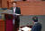 유일호 전 경제부총리가 2017년 2월 9일 열린 국회 대정부질문에 참석해 더불어민주당 윤후덕 의원의 질의에 답하고 있는 모습. 중앙포토