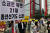 8일 부동산 집회에서 시위대가 피켓을 들고 시위하고 있다. 문희철 기자