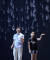 이주영(왼쪽) 학생모델과 김승연 학생기자가 신데렐라가 흘리는 눈물을 형상화한 작품 '빗방울'에서 어려운 환경에서 꿈을 이루기 전 고민하는 신데렐라의 마음에 동화한 듯 포즈를 취했다.