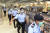 10일 빈과일보 창립자인 지미 라이가 체포된 가운데 경찰들이 빈과일보 본사를 급습하고 있다. [AP=연합뉴스]