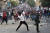 레바논 반정부 시위대가 9일 의회 근처에서 경찰과 충돌하고 있다. [EPA=연합뉴스］