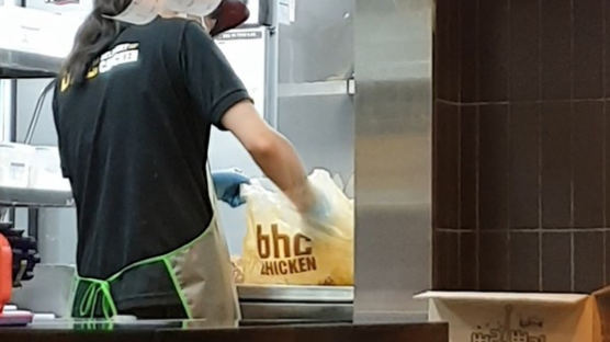 포장 비닐로 양념 버무렸다…유명 치킨 가맹점 위생 논란