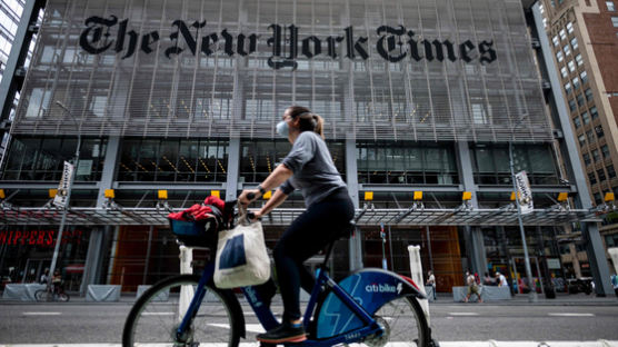 퇴임 앞둔 NYT 사장 "종이신문 15년은 갈것, 20년 뒤에도 나올까"