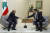내각 총사퇴를 발표한 하산 디아브 총리(오른쪽)가 10일 미셸 아운 대통령에게 사표를 제출하고 있다. [AFP=연합뉴스]