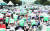 의과대학 정원 확대 방안에 반대하는 전공의들이 7일 서울 영등포구 여의대로에서 피켓을 들고 있다. 뉴스1