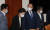 홍남기 경제부총리(왼쪽 셋째)와 김현미 국토교통부 장관(왼쪽 둘째)이 12일 오전 서울 종로구 정부서울청사에서 열린 제2차 부동산시장 점검 관계장관회의에서 참석자들과 이야기를 나누고 있다. 임현동 기자