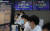 코스피가 약보합세로 출발한 12일 오전 서울 중구 하나은행 본점 딜링룸에서 직원이 업무를 보고 있다. 연합뉴스
