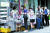 11일 홍콩 시내에선 시민들이 빈과일보를 사기 위해 줄을 섰다. [AP=연합뉴스]