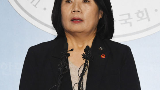 '기부금 횡령·부실회계 혐의' 윤미향 의원, 검찰 출석