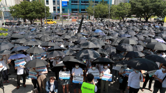 병원 문 닫고 검은우산 든 의사들 "불통정책 철회하라" 성토