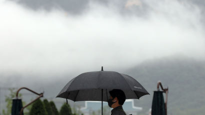 연휴에도 여전한 비…중부에 최대 300㎜ 폭우, 남부는 폭염