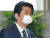 아베 신조 일본 총리가 천 마스크를 쓴 채 관저로 들어가고 있다. 연합뉴스