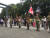 15일 야스쿠니 신사 앞에서 우익 단체 회원들이 구 일본군 제복을 입고 만세 삼창을 하고 있다. [윤설영 특파원]
