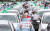 지난 6월 강원 춘천시 운수종사자 휴게시설 앞에서 지역 택시 종사자 300여 명이 춘천에서 일어난 택시기사 폭행 사건 피의자에 대한 구속 수사와 엄벌을 촉구하는 손팻말을 들고 있다. 연합뉴스