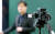 울산대학교 강의실에서 한 교수가 온라인 수업을 위한 동영상 강의를 녹화하고 있다. 연합뉴스