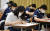 전국연합학력평가(모의고사)가 실시된 지난 6월 18일 오전 대구 수성구 수성동 남산고등학교 3학년 학생들이 배부받은 답안지를 작성하고 있다. 뉴시스