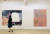 '행오버 부기'전이 열리고 있는 대구 리안갤러리 전시장. 왼쪽 그림이 이나 겔큰, 오른쪽이 메간 루니 작품이다. [이은주 기자]