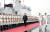 시진핑(習近平) 중국 국가주석이 지난해 4월 23일 중국 칭다오(靑島) 항에서중 열린 중국 해군 창설 70주년 국제 관함식에서 중국 인민해방군 해군 의장대를 사열하고 있다. [신화사]