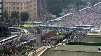 “부동산·교육 편가르기 정부” 주말 광화문 수만 명 집회