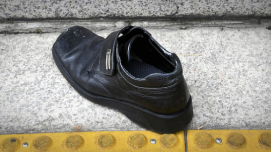 文에 신발 던진 남자…한 달 만에 '경찰폭행'으로 또 잡혔다