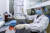 중국 최대 국영회사 시노팜 연구원이 신종 코로나바이러스 감염증(코로나19) 백신을 개발 중인 모습. [AP=신화통신=연합뉴스]