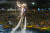지난 15일 중국 우한 마야 비치 워터파크에서 수상 플라이보드를 탄 사람이 불꽃 쇼를 선보이자 사람들이 환호하고 있다. [AFP=연합뉴스]