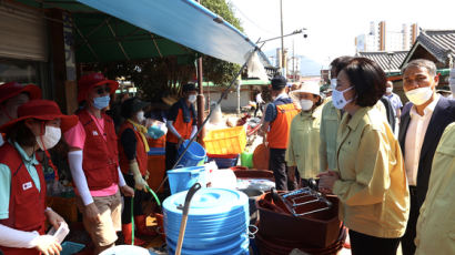 홍수 피해 구례시장 찾은 박영선에…"힘센 장관이 도와달라"