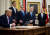 8월 13일 백악관에서 이스라엘과 아랍에미리트(UAE)의 수교를 발표하는 도널드 트럼프 대통령(왼쪽부터)과 그의 사위인 저레드 쿠슈너 보좌관. EPA=연합뉴스 