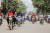 군사 반란이 일어난 18일(현지시간) 아프리카 말리 시민들이 오토바이를 타고 거리로 쏟아져 나오고 있다. [EPA=연합뉴스]