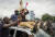 아프리카 말리 바마코 시민들이 18일(현지시간) 차량 위해 올라가 나팔을 불며 군사반란을 반기고 있다. [AP=연합뉴스]