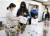 서울 강남구청 직원들이 보건소에서 자가격리 대상자 집으로 배달할 격리물품과 꽃을 준비하고 있다. (강남구청 제공) 뉴스1