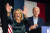 조 바이든 전 부통령의 부인 질 바이든이 2020년 미국 민주당 경선 당시 손을 흔들며 지지자들에게 인사하고 있다. [EPA=연합뉴스]
