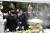 김대중 전 대통령 서거 11주기 추도식이 18일 국립서울현충원 김 전 대통령 묘역에서 열렸다. 추도식에 참석한 김종인 미래통합당 비대위원장과 조수진 의원이 헌화, 분향하고 있다. 