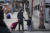 지난 4월 미국 뉴욕시 할렘 구역에서 마스크를 착용한 엄마와 딸이 길을 건너기 위해 기다리고 있다. AP=연합뉴스