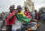  아프리카 말리 바마코 시민들이 18일(현지시간) 국기를 목에 두르고 오토바이를 타고 있다.  [AP=연합뉴스]