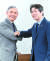 이인영 통일부 장관(오른쪽)이 18일 정부서울청사에서 취임 후 처음으로 해리 해리스 주한 미국대사를 만나 팔꿈치 인사를 하고 있다. 김상선 기자